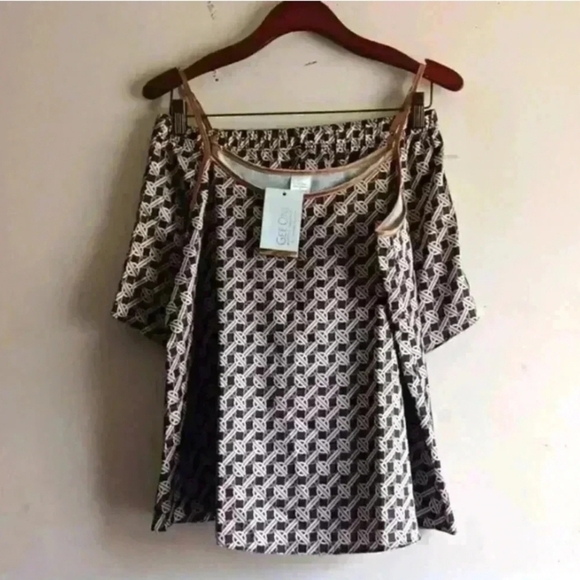 gee on Other - Women's Black and White metric Blouse